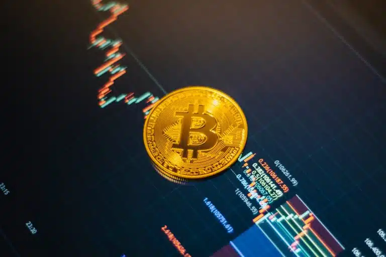 Bitcoin simbólico sobre gráfico de trade em corretoras