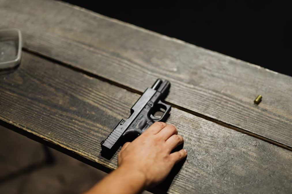 Criminoso segurando uma arma