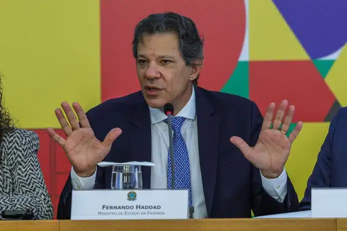 Fernando Haddad (Fazenda) (e) durante coletiva para explicar o pacote de gastos do governo. Foto: Fabio Rodrigues-Pozzebom/ Agência Brasil