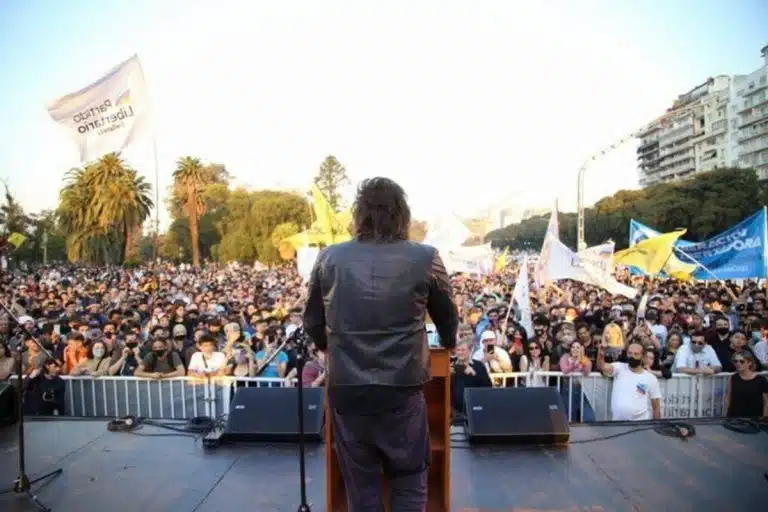 Javier Milei em discurso público na Argentina