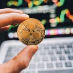 Mão segurando XRP
