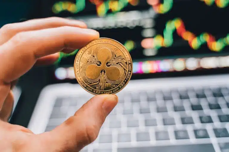 Mão segurando XRP