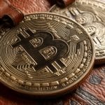 Moedas de bitcoin sobre carteiras