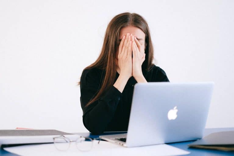 Mulher indignada após olhar para tela de dispositivo eletrônico da Apple