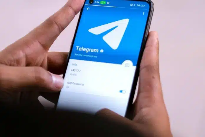 Pessoa mexendo no Telegram em seu aparelho móvel