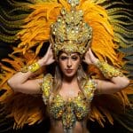 Sambista com fantasia de carnaval em tons amarelos
