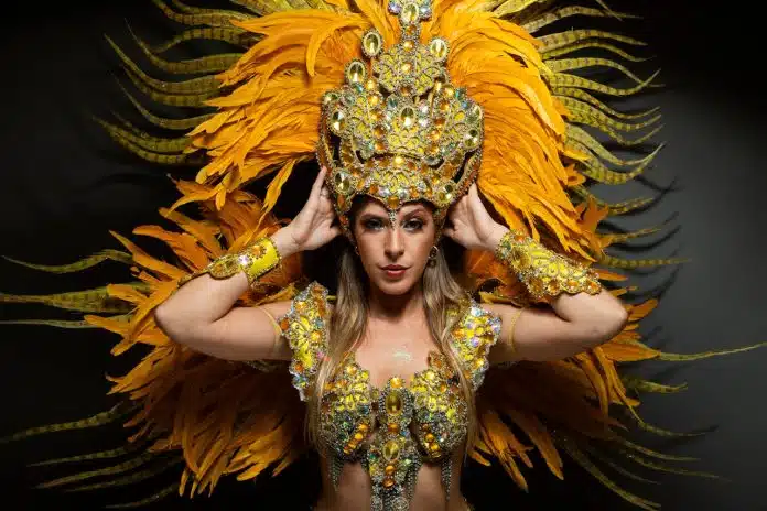 Sambista com fantasia de carnaval em tons amarelos