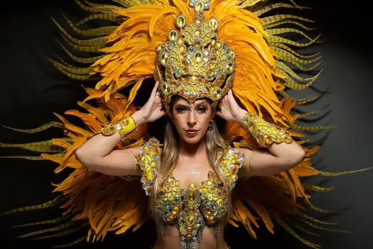 Sambista com fantasia de carnaval em tons amarelos