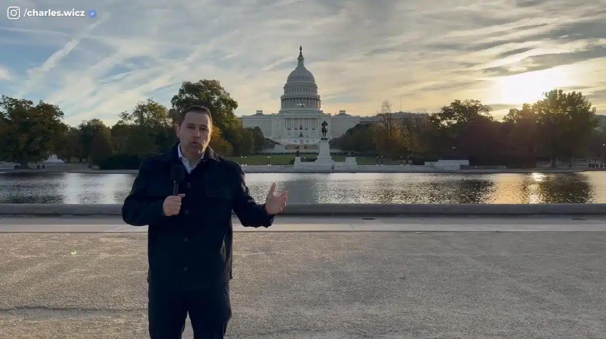 Charles Wicz, o “economista Sincero”, cobrindo as eleições americanas em frente ao Capitólio. Fonte: YouTube/Reprodução.