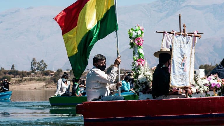 Bolivianos em barcos dentro de rio