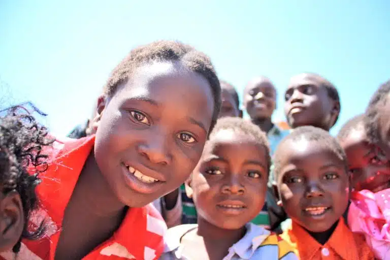 Crianças da África olhando para câmera e sorrindo