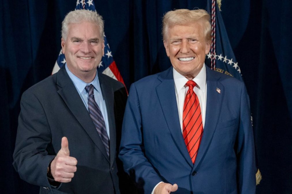 Deputado Tom Emmer ao lado de Donald Trump