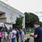 Jornalistas na porta de sede da Polícia Federal do Brasil criptomoedas PF bitcoin