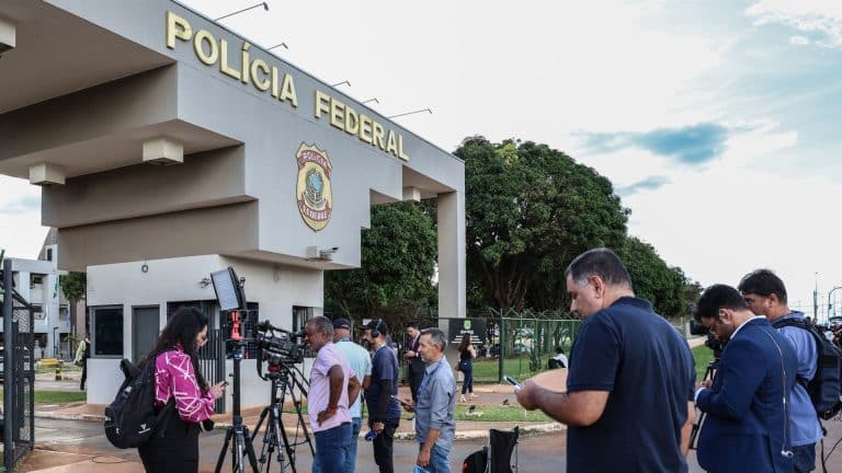 Jornalistas na porta de sede da Polícia Federal do Brasil criptomoedas PF bitcoin