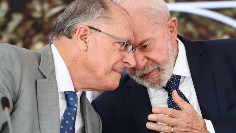O vice-presidente Geraldo Alckmin e presidente Luiz Inácio Lula da Silva participam do lançamento e implementação da Missão 1 do programa Nova Indústria Brasil (NIB), no Palácio do Planalto. Foto: Marcelo Camargo/Agência Brasil
