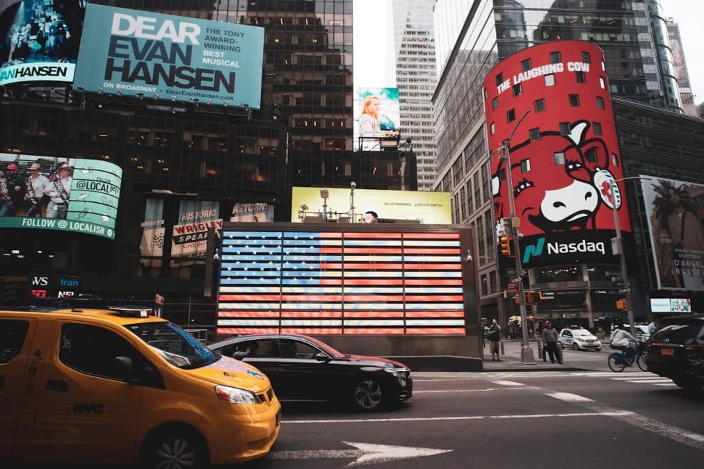 Menção a produto da Nasdaq na Times Square, nos Estados Unidos