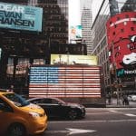 Menção a produto da Nasdaq na Times Square, nos Estados Unidos