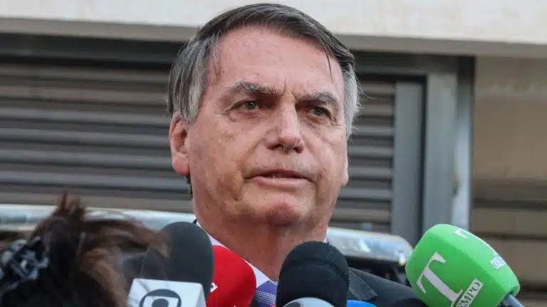 O ex-presidente Jair Bolsonaro, fala com jornalistas