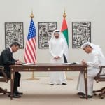 O prefeito de Miami, Francis Suarez, e o príncipe herdeiro de Dubai, Sheikh Hamdan bin Mohammed bin Rashid Al Maktoum, assinam o acordo Miami-Dubai Sister City