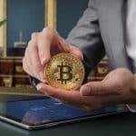 Pessoa rica segurando bitcoin