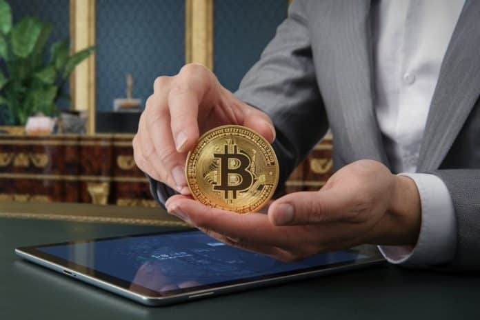 Pessoa rica segurando bitcoin