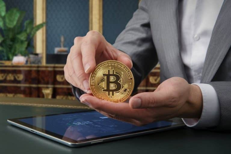 Pessoa rica segurando bitcoin