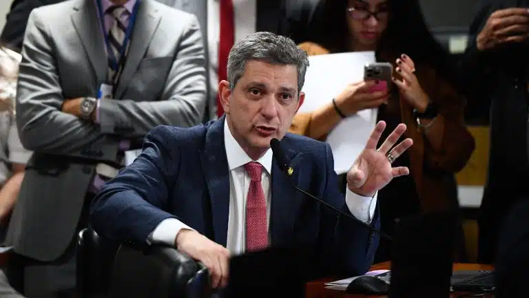 Em pronunciamento, à bancada, senador Rogério Carvalho (PT-SE). Foto: Roque de Sá/Agência Senado