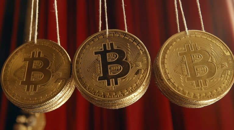 Moedas de Bitcoin presas como marionetes. Fonte: Midjourney.