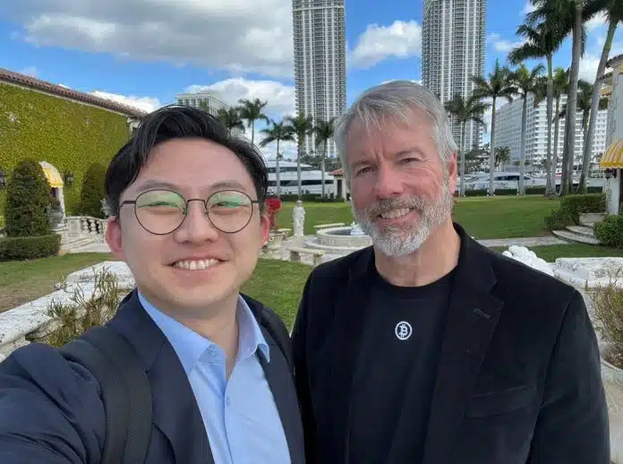 Ki Young Ju, CEO da CryptoQuant (na esquerda), ao lado de Michael Saylor, fundador da Strategy. Fonte: X/Reprodução.