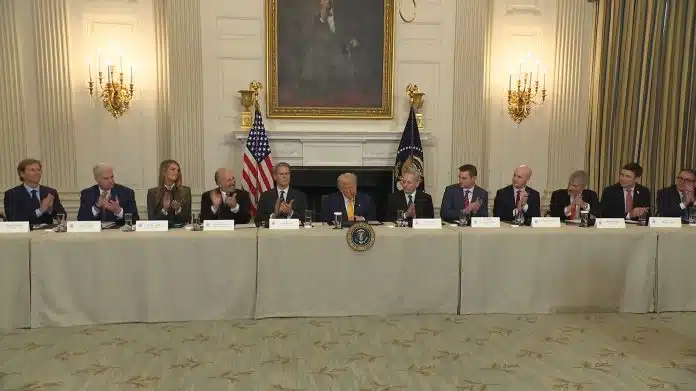 Reunião de Donald Trump com executivos do setor de criptomoedas na Casa Branca. Fonte: Casa Branca/Reprodução.