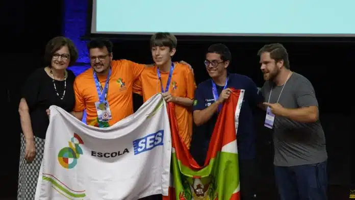 Alunos da Escola SESI recebem prêmio por solução blockchain na Febrace