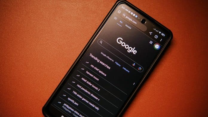 Aplicativo do Google em dispositivo móvel sobre mesa criptomoedas bitcoin