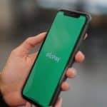 Aplicativo do PicPay na mão de uma pessoa