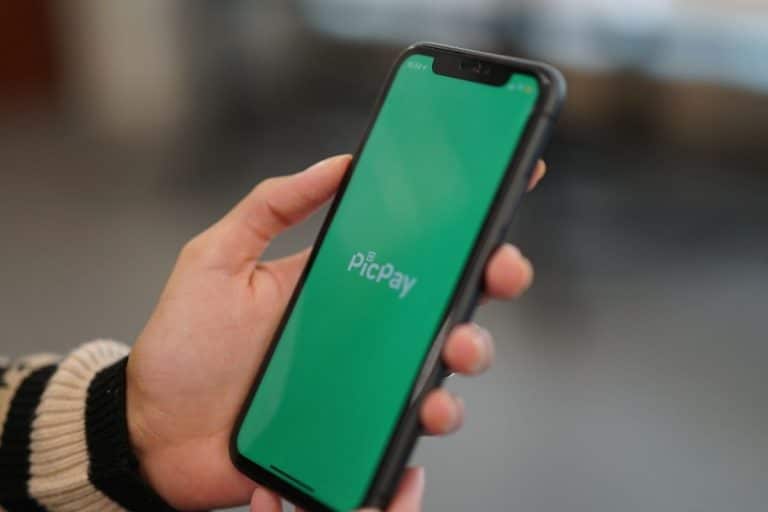 Aplicativo do PicPay na mão de uma pessoa