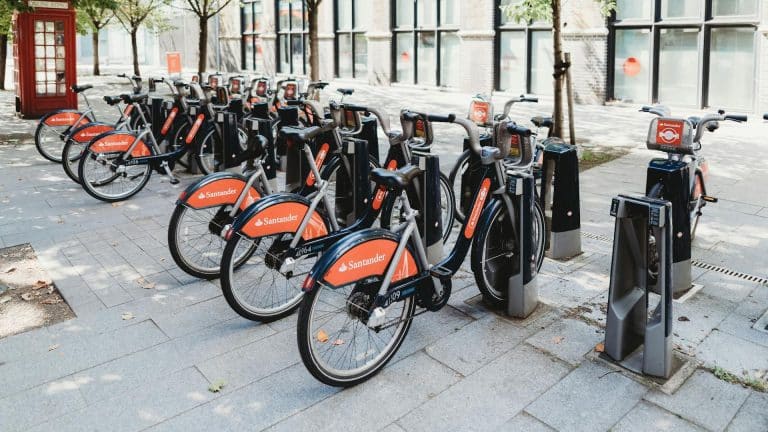 Bicicletas do Santander em calçada para locação