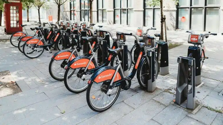 Bicicletas do Santander em calçada para locação