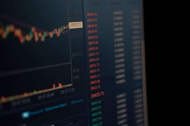 Cotação do bitcoin em tela da Binance, tom de imagem laranja