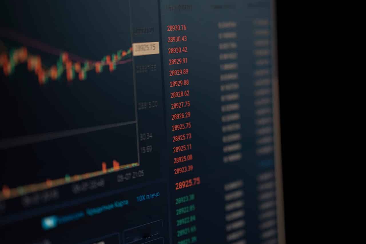 Cotação do bitcoin em tela da Binance, tom de imagem laranja