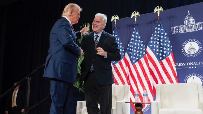 Deputado Tom Emmer sendo recebido pelo presidente Donald Trump em evento lei CBDC