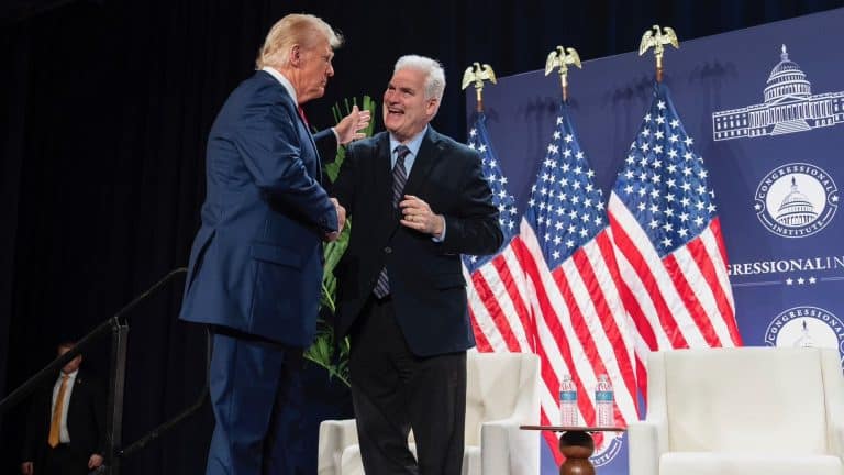 Deputado Tom Emmer sendo recebido pelo presidente Donald Trump em evento lei CBDC