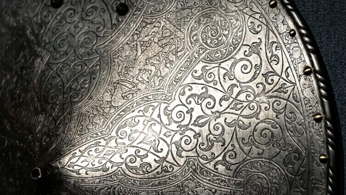 Escudo De Prata Intrincado Com Padrões Ornamentados investimento bitcoin criptomoedas prata XAG