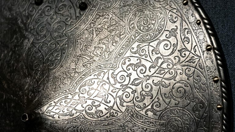 Escudo De Prata Intrincado Com Padrões Ornamentados investimento bitcoin criptomoedas prata XAG