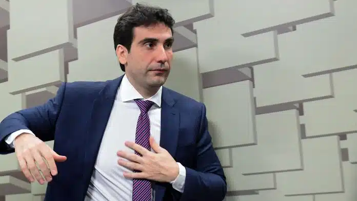 Gabriel Galípolo em evento na CAE no Senado Federal no dia 22 de abril de 2025