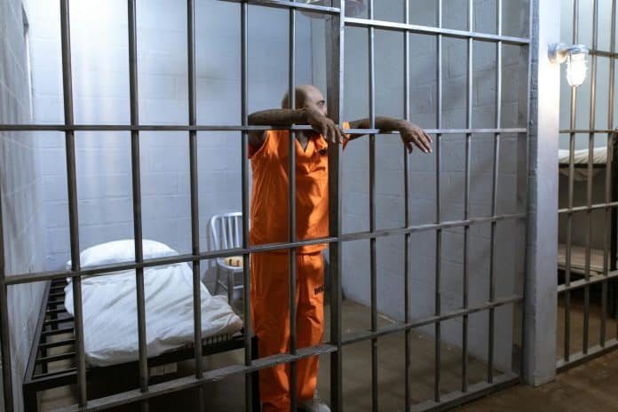 Homem na prisão, desolado com pena