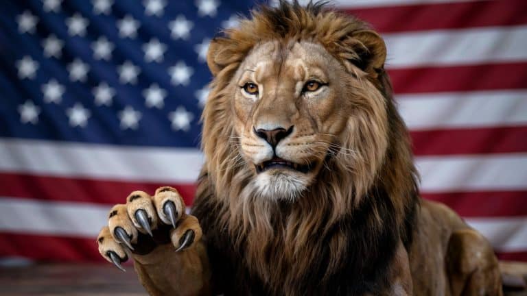 Leão símbolo da Receita Federal com garras afiadas e bandeira dos EUA ao fundo