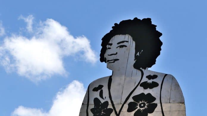 Escultura de 11 metros de altura, do artista plástico Paulo Nazareth, em homenagem a Marielle Franco, no pilotis do Museu de Arte do Rio(MAR), zona portuária do Rio. Foto:Tânia Rêgo/Agência Brasil
