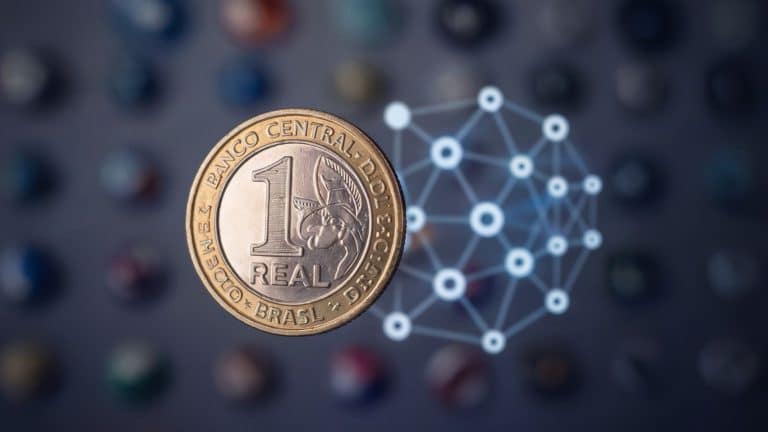 Moeda de 1 Real brasileiro próximo de sistema descentralizado em blockchain tokenizada tokenização
