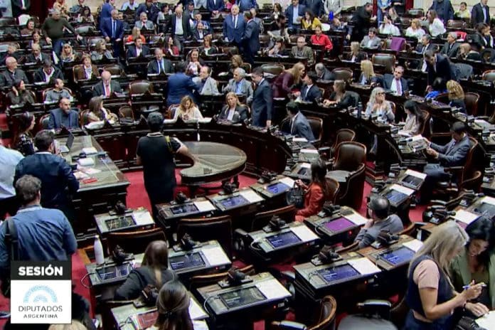 Plenário da Câmara de Deputados da Argentina no dia 8 de abril de 2025, votações sobre memecoin Libra Javier Milei