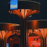 Prédio com símbolo do Itaú Unibanco