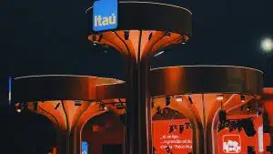 Prédio com símbolo do Itaú Unibanco